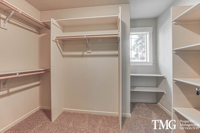 Building Photo - Stylish Beaverton Home with Built-ins, Open Layout & Private Backyard