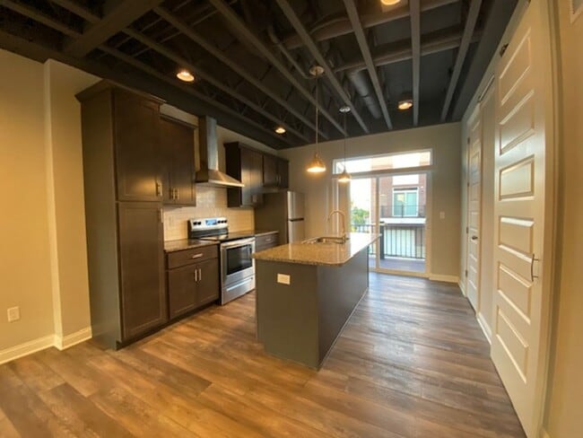 Building Photo - 2 Bed 2.5 Bath Townhome Available in Sprin...