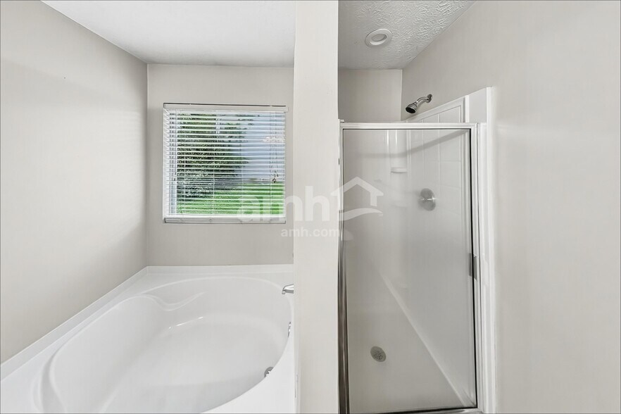 Building Photo - 2649 Sutherland Dr