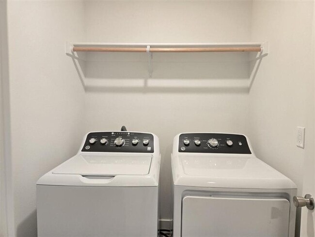 Building Photo - 1 MONTH FREE WHEN YOU SIGN A 15 MONTH LEASE! BRAND NEW TOWNHOME IN THE DESIRABLE SOUTHRIDGE AREA!