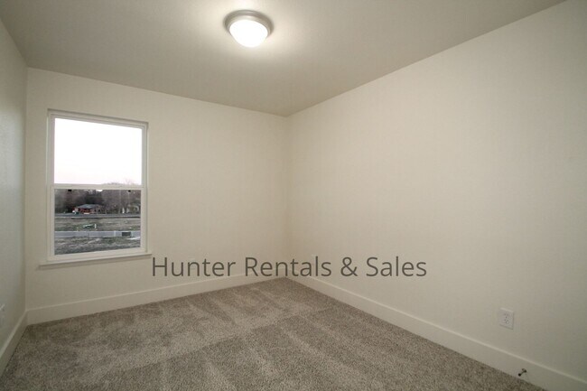 Building Photo - Upscale Three-bedroom Townhome!