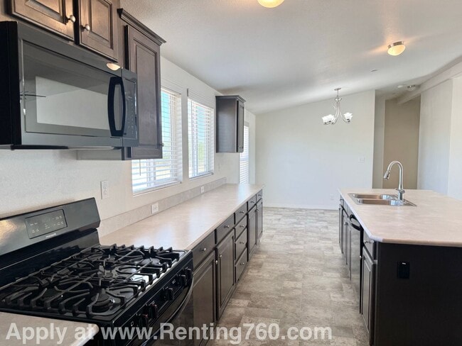 Building Photo - Huge 4 Bedroom Home!!