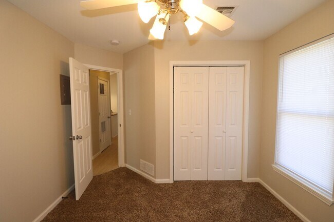 Building Photo - Remodeled Duplex Rent ready!
