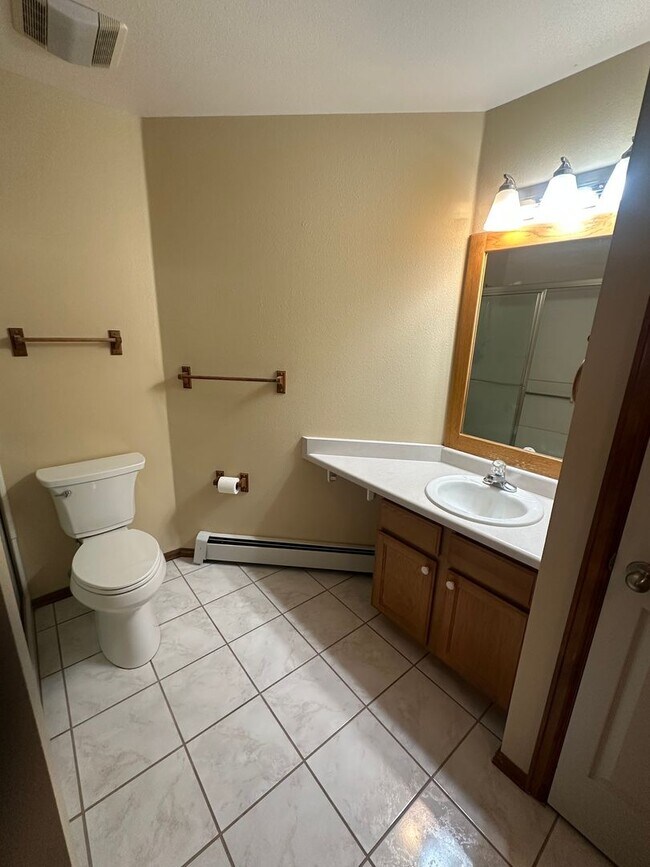 Building Photo - Spacious 2 Bed, 2 Bath Townhome