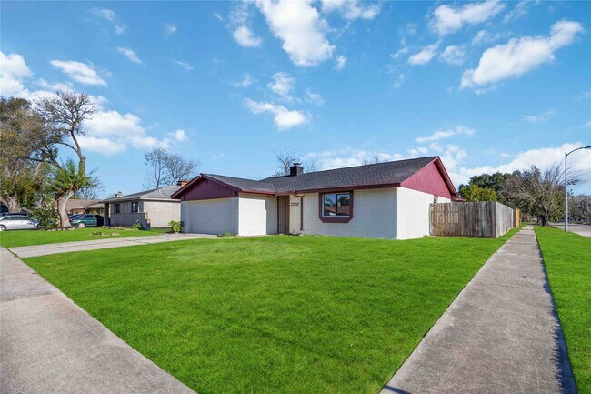 Building Photo - 2302 Green Knoll Dr