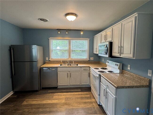 Building Photo - 2590 Pinehurst Dr