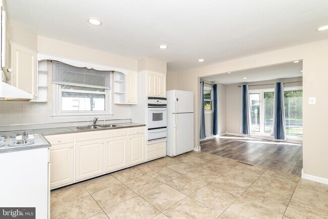 Building Photo - 400 E Main St