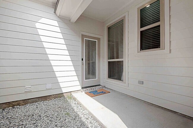 Building Photo - 2 Bedroom Furnished Rental Near LSU|Short Term & Long Term Options Available