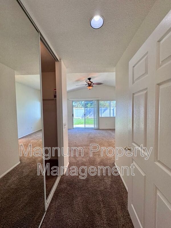 Building Photo - 687 Black Oak Cir