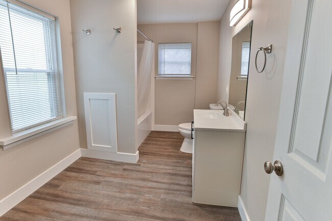 Building Photo - 2 Bedroom Single Family on N 4th St