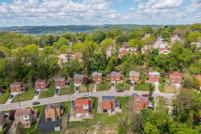 Building Photo - AVAILABLE JUNE 1ST!! STUNNING 3 BEDROOM IN...