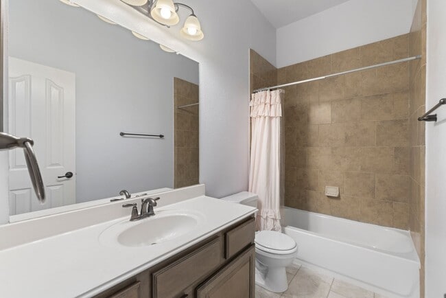 Building Photo - Stunning 4-bed, 4-bath Home in Auburn Lakes community!