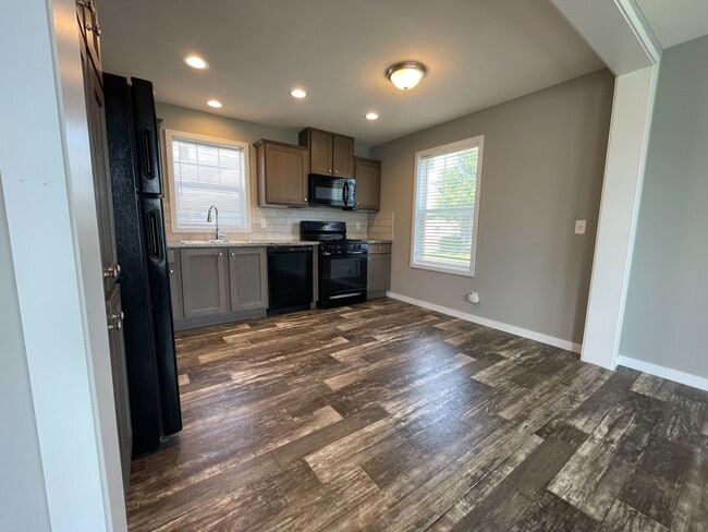 Building Photo - 38033 Ducharme Dr