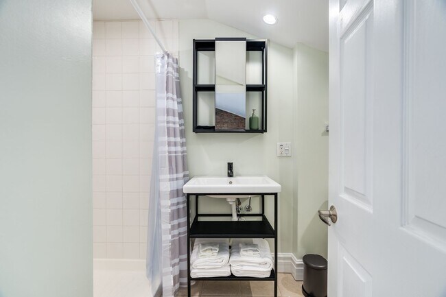 Building Photo - Urban Luxury with Stunning City Views – 2BR/2BA in Over-the-Rhine