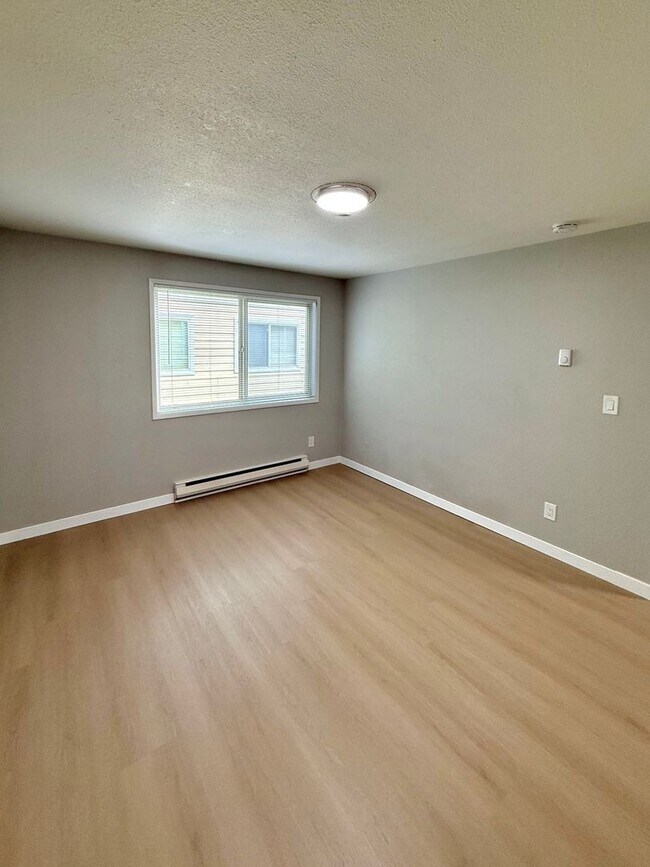 Building Photo - 4-Bedroom North Green Lake Townhouse-Style...