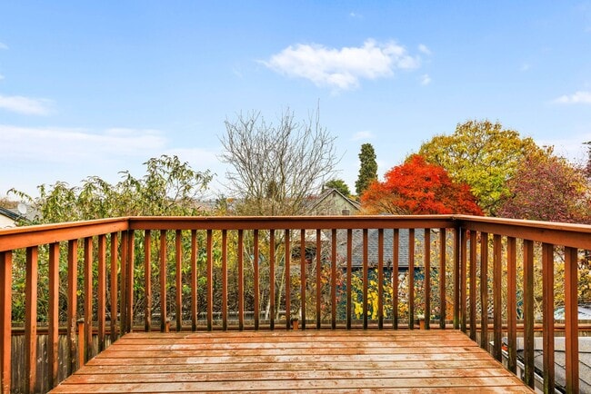 Building Photo - 3 Bedroom Home in the Heart of W Seattle!