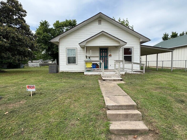 Building Photo - 307 E 3rd St