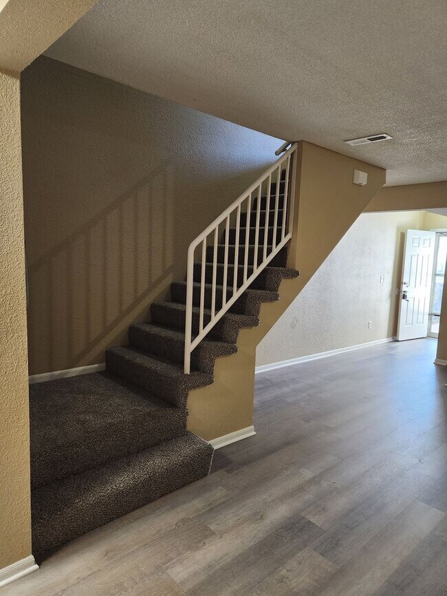 Building Photo - Nice 2 bedroom 2 1/2 bath Town house