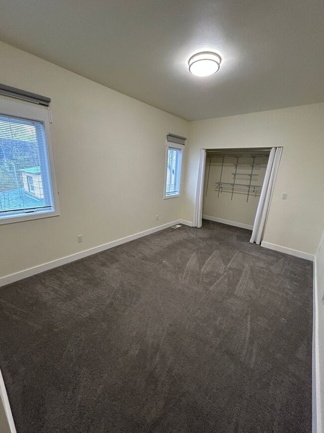 Building Photo - 2 Bedroom | 2 Bathroom Upstairs Duplex