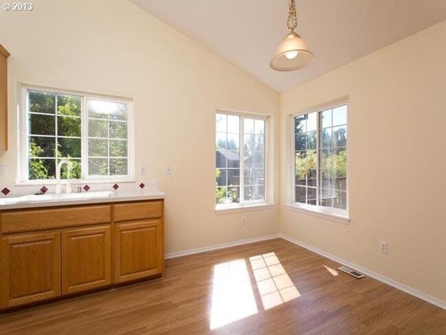 Building Photo - SUNNY & BRIGHT SINGLE FAMILY HOME IN HILLSBORO