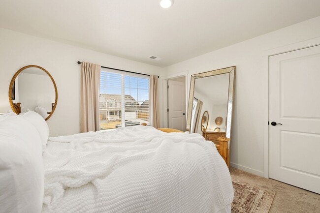 Building Photo - Upgraded 5-Bedroom Home in Immaculate Condition