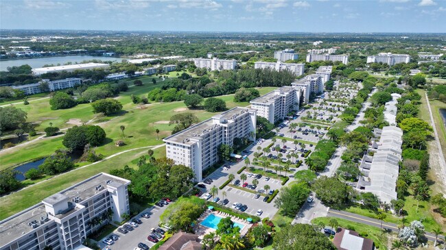 Building Photo - 3050 N Palm Aire Dr