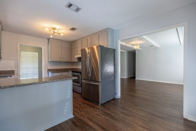 Building Photo - 3 Bedroom, 2 bathroom in Fairhope Availabl...