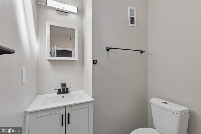 Building Photo - 5536 Pine St