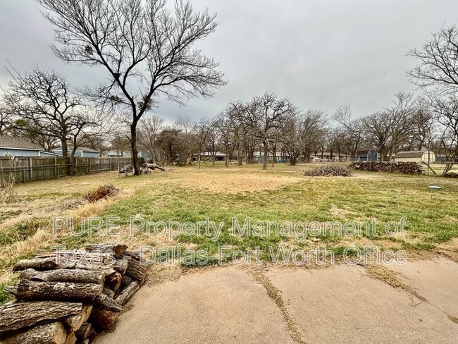 Building Photo - 2608 Oaks Dr