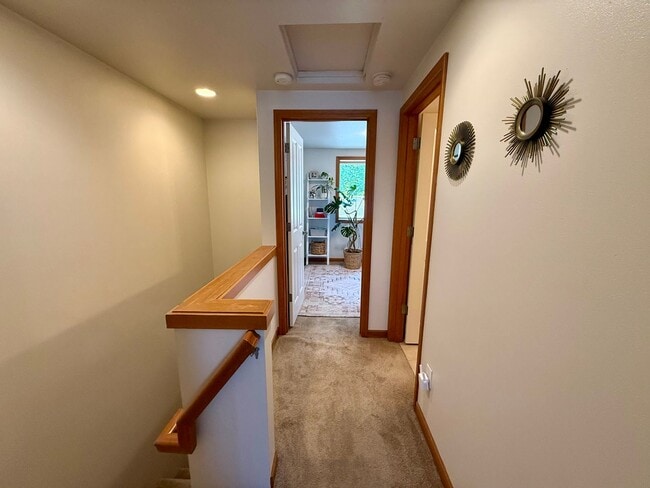 Building Photo - West Seattle Townhome