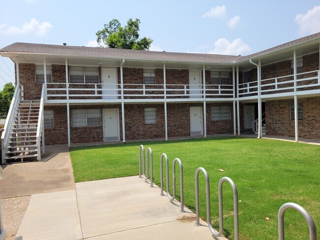 Primary Photo - 301 N University Dr
