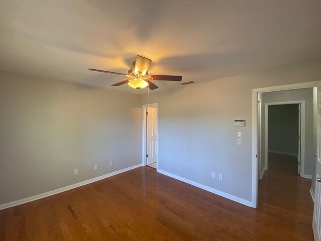 Building Photo - 2408 Dundee Dr