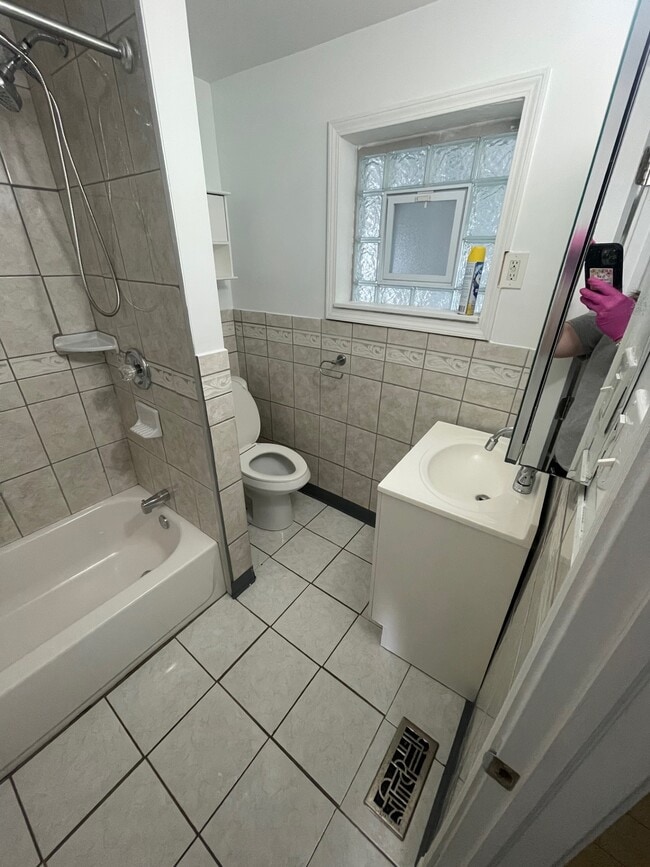 Building Photo - 120 lyndale ave