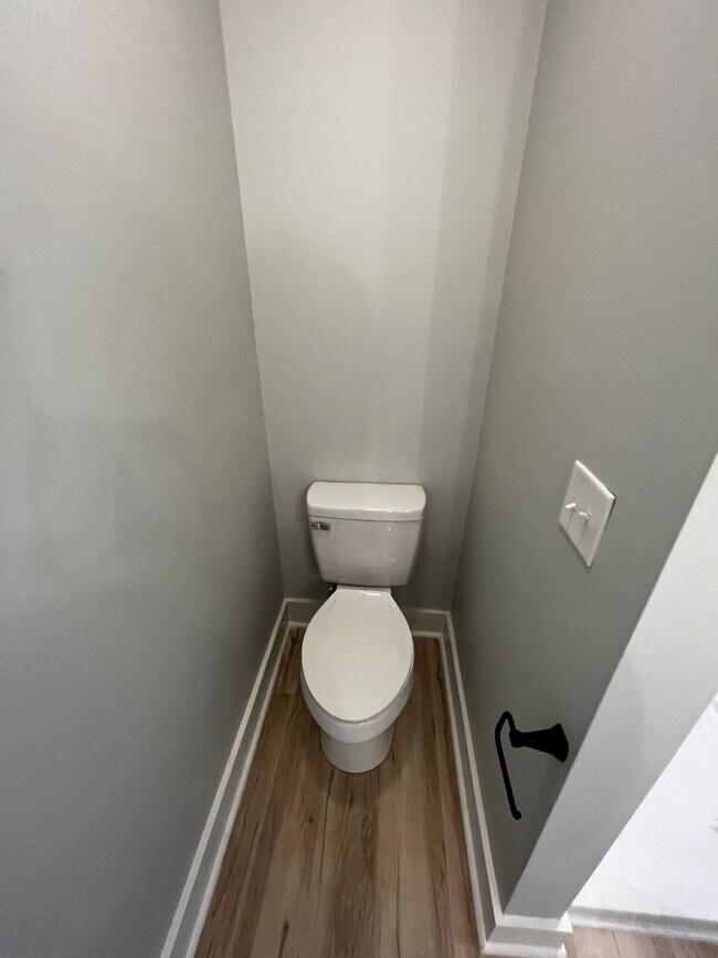 Building Photo - 4Bed/3Bath Renovated Student friendly housing