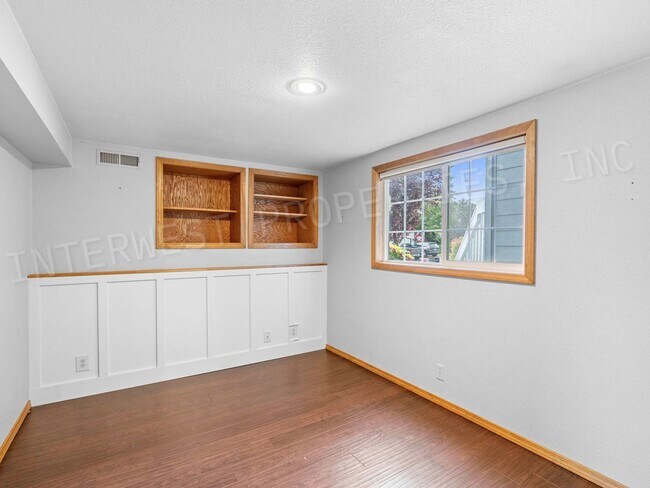 Building Photo - 4+ Bedroom Tigard Home With a Beautiful Vi...