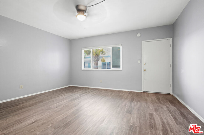 Building Photo - 115 N Oak St