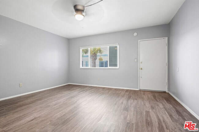Primary Photo - 115 N Oak St