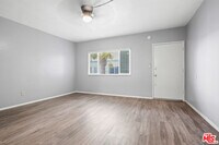 Building Photo - 115 N Oak St