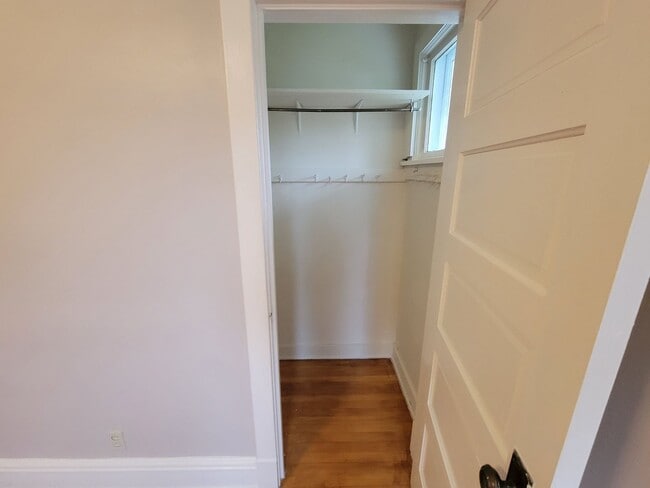 Building Photo - AVAILABLE JUNE - 3 BED 1 BATH NEAR CAMPUS