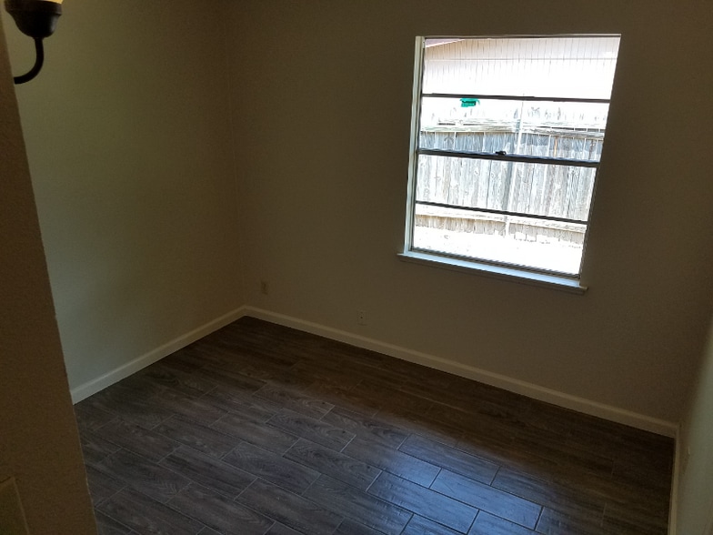 Building Photo - 5227 Vlg Gln Dr