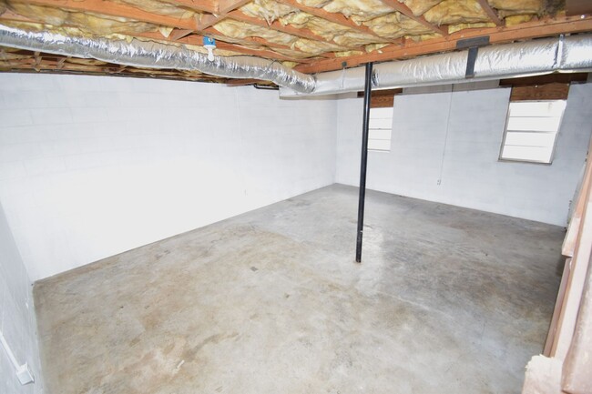 Building Photo - 3 Bedroom 2 Bath Pet Friendly Home For Rent!