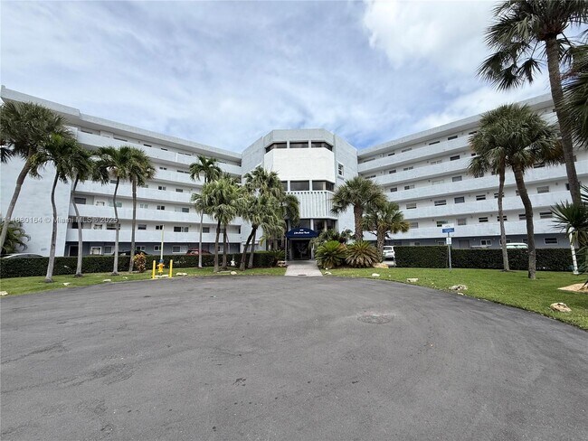 Building Photo - 4000 NE 170th St