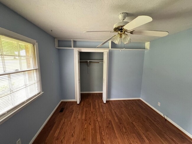Building Photo - 3018 Delano Pl