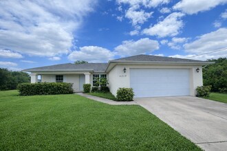 Building Photo - SPACIOUS 3Bd / 2 Ba SINGLE FAMILY HOUSE AVAILABLE
