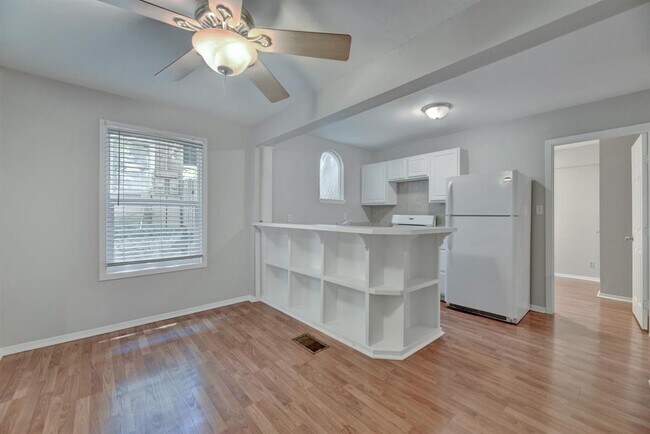 Building Photo - 2712 Whitis Ave
