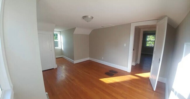 Building Photo - 3 bedroom 2 bath prime location!