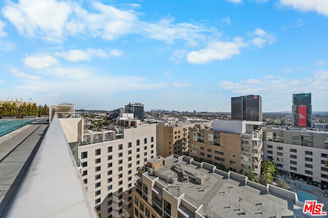 Building Photo - 6250 Hollywood Blvd