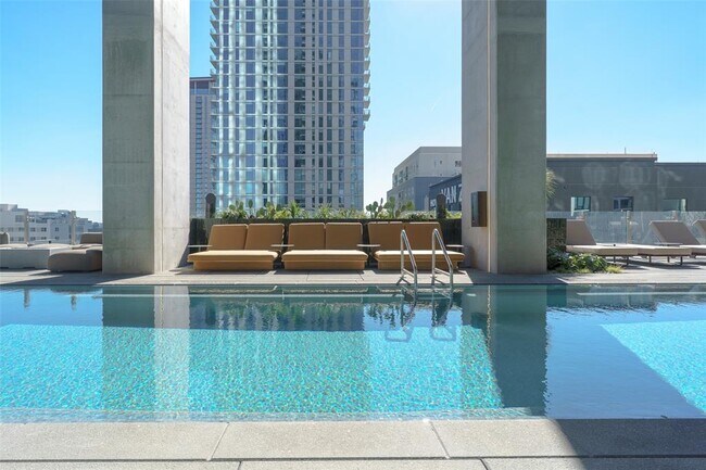 Building Photo - 610 Davis St