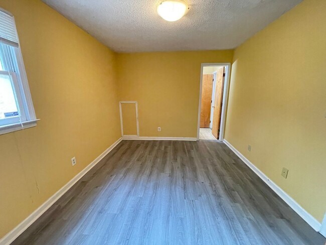 Building Photo - Inviting, updated 4br 3.5ba duplex w/ park...