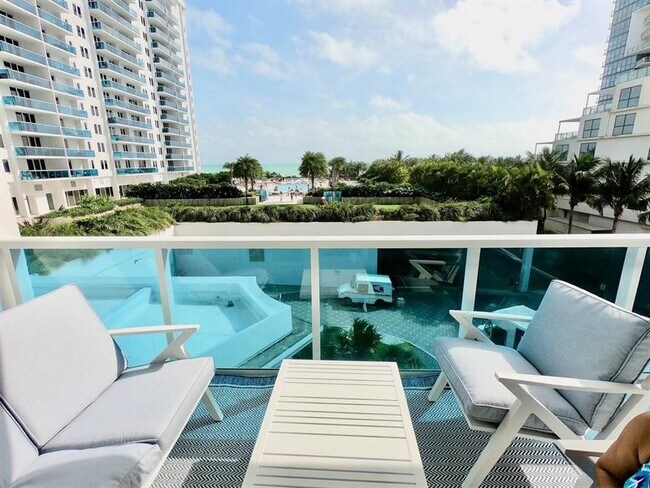 Primary Photo - 2301 Collins Ave